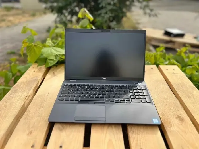 Ультрабук Dell Latitude 5500 / 15.6" (1920x1080) IPS / Intel Core i5-8265U (4 (8) ядра по 1.6 - 3.9 GHz) / 8 GB DDR4 / 256 GB SSD / Intel UHD Graphics 620 / WebCam б/в - зображення 2