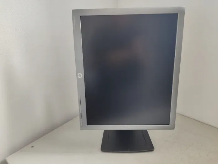 Монітор HP EliteDisplay E190i / 19" (1280x1024) IPS / VGA, DVI, DisplayPort / VESA 100x100 / VGA і кабель живлення в комплекті б/в - зображення 4