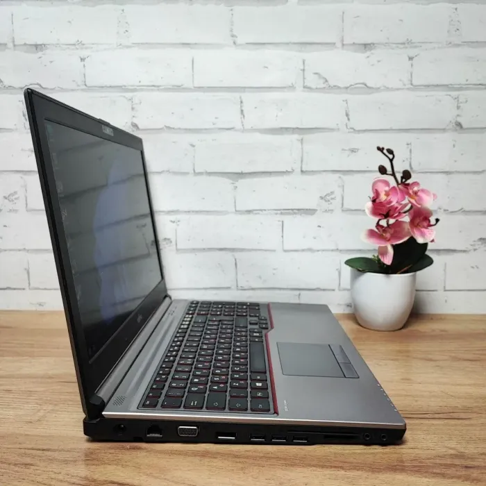 Мобільна робоча станція Fujitsu Celsius H730 / 15.6" (1920x1080) TN / Intel Core i7-4810MQ (2 (4) ядер по 2.8 - 3.8 GHz) / 24 GB DDR3 / 128 GB SSD / nVidia Quadro K510M, 1 GB GDDR5, 64-bit / WebCam б/в - зображення 5