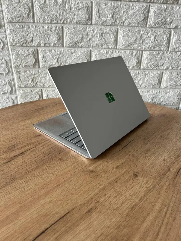 Ультрабук Б-клас Microsoft Surface Laptop / 13.5" (2256x1504) IPS Touch / Intel Core i5-7300U (2 (4) ядра по 2.6 - 3.5 GHz) / 8 GB DDR4 / 256 GB SSD / Intel HD Graphics 620 / WebCam б/в - зображення 6