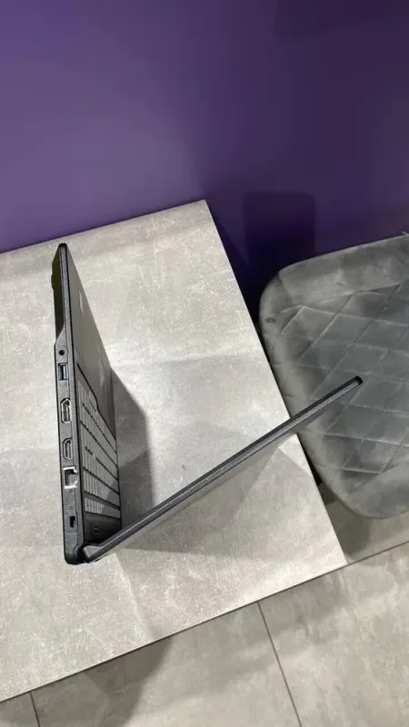 Ультрабук Fujitsu Lifebook E559 / 15.6" (1920x1080) IPS / Intel Core i5-8250U (4 (8) ядра по 1.6 - 3.4 GHz) / 16 GB DDR4 / 480 GB SSD / Intel UHD Graphics 620 / WebCam б/в - зображення 3