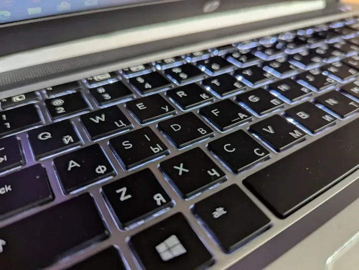 Ультрабук HP EliteBook Folio 1040 G3 / 14" (1920x1080) IPS / Intel Core i5-6200U (2 (4) ядра по 2.3 - 2.8 GHz) / 8 GB DDR4 / 256 GB SSD / Intel HD Graphics 520 / WebCam / Fingerprint / Windows 10 б/в - зображення 6