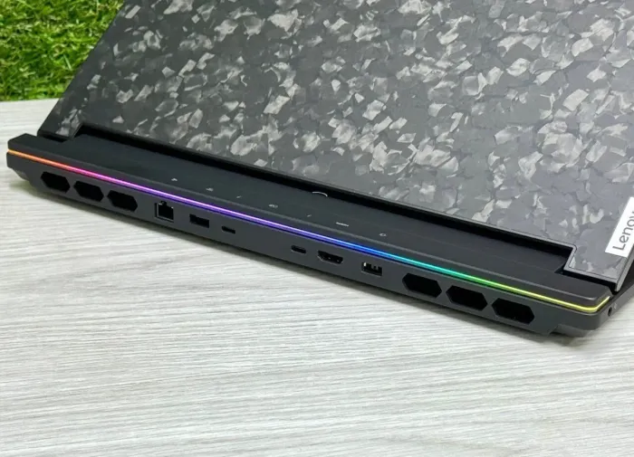 Ігровий ноутбук Lenovo Legion 9 16IRX9 Carbon / 16" (3200x2000) IPS / Intel Core i9-14900HX (24 (32) ядра по 1.6 - 5.8 GHz) / 32 GB DDR5 / 2000 GB SSD / nVidia GeForce RTX 4080, 12 GB GDDR6X, 192-bit / WebCam / Win 11 Pro - зображення 7