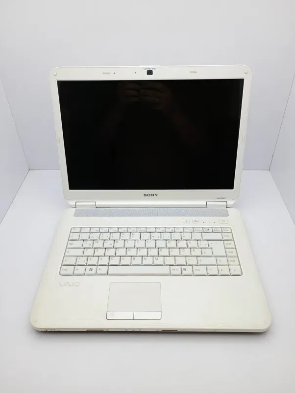 Ноутбук Sony NS10 / 15.4" (1280x800 ) TN / Intel Pentium T4500 (2 ядра по 2.3 GHz) / 4 GB DDR2 / 250 GB HDD / Intel HD Graphics / WebCam б/в - зображення 2