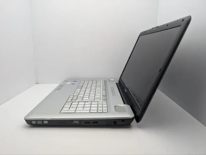 Ноутбук Toshiba Satellite L550 / 17.3" (1600x900) TN / Intel Core i3-330M (2 (4) ядра по 2.13 GHz) / 6 GB DDR3 / 320 GB HDD / AMD Radeon HD 4650, 1 GB GDDR3, 128-bit / WebCam / DVD-ROM б/в - зображення 5