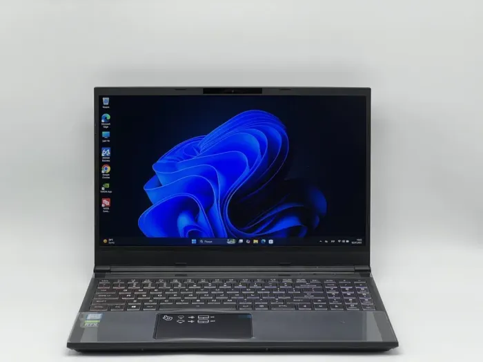 Ігровий ноутбук CyberPowerPC Tracer III 15 / 15.6" (1920x1080) IPS / Intel Core i7-9750H (6 (12) ядер по 2.6 - 4.5 GHz) / 16 GB DDR4 / 480 GB SSD / nVidia GeForce RTX 2060, 6 GB GDDR6, 192-bit / WebCam б/в - зображення 2