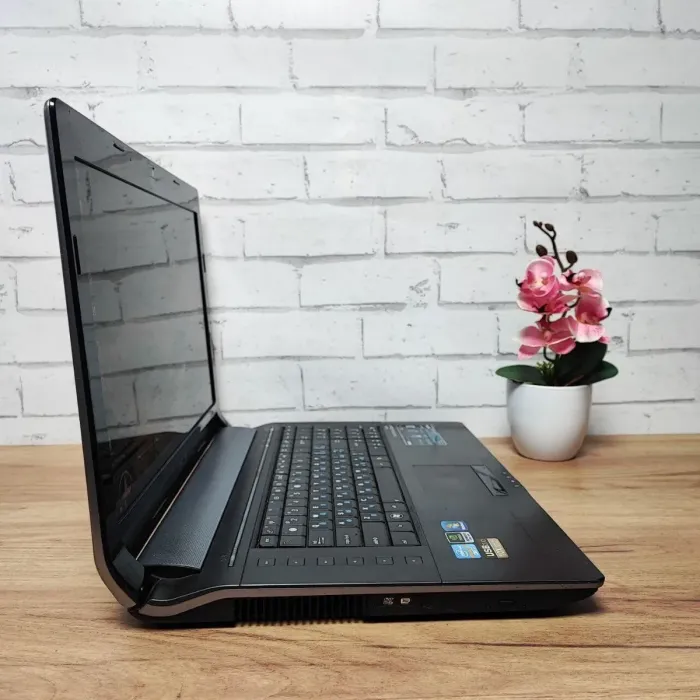 Ноутбук Asus N73S / 17.3" (1920x1080) TN / Intel Core i7-2630QM (4 (8) ядра по 2.0 - 2.9 GHz) / 8 GB DDR3 / 256 GB SSD + 320 GB HDD / nVidia GeForce GT 630M, 2 GB GDDR3, 128-bit / WebCam б/в - зображення 2