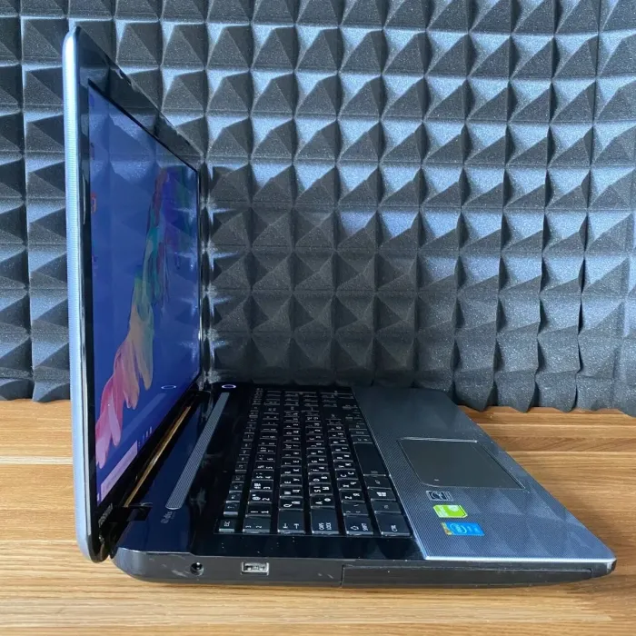 Ноутбук Toshiba Satellite L670 / 17.3" (1600x900) TN / Intel Core i7-4700MQ (4 (8) ядра по 2.4 - 3.4 GHz) / 16 GB DDR3 / 240 GB SSD / nVidia GeForce GT 740M, 2 GB GDDR3, 64-bit / WebCam / DVD-ROM б/в - зображення 5
