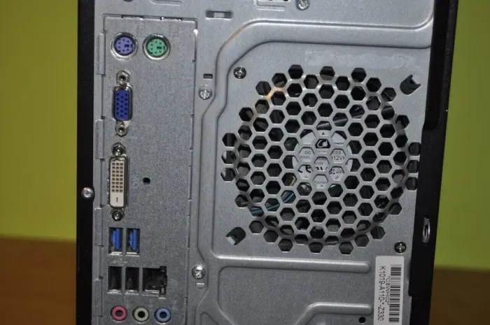 Комп'ютер Fujitsu Esprimo P420 E85 Tower / Intel Core i5-4590 (4 ядра по 3.3 - 3.7 GHz) / 8 GB DDR3 / 240 GB SSD / Intel HD Graphics 4600 / DVD-ROM / Windwos 10 Pro б/в - зображення 9