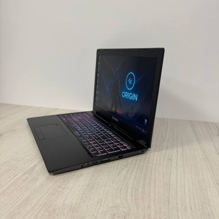 Ігровий ноутбук Б-класу Origin Evo 15-S P950ER-U / 15,6" (1920x1080) IPS / Intel Core i7-8750H (6 (12) ядер по 2,2 - 4,1 ГГц) / 16 ГБ DDR4 / 128 ГБ SSD + 500 ГБ HDD / nVidia GeForce GTX 1070 Max-Q, 8 ГБ GDDR5, 256-біт б/в - зображення 5