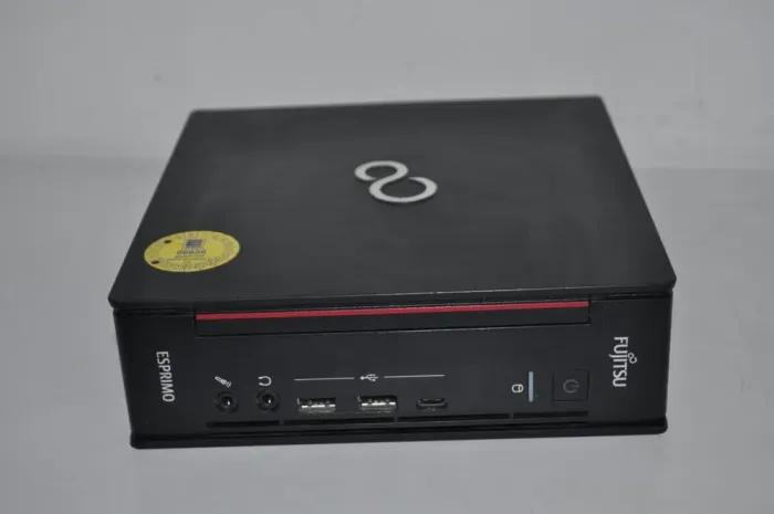 Неттоп Fujitsu Esprimo Q958 Mini USFF / Intel Core i5-9500T (6 ядер по 2.2 - 3.7 GHz) / 16 GB DDR4 / 256 GB SSD M.2 / Intel UHD Graphics 630 / Windwos 11 Pro б/в - зображення 3