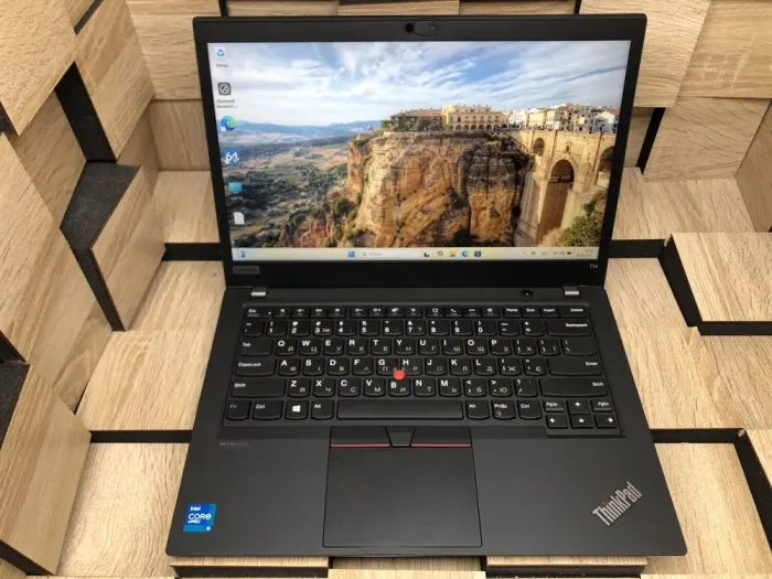 Ультрабук Lenovo ThinkPad T14 Gen 2 / 14" (1920x1080) IPS / Intel Core i5-1145G7 (4 (8) ядра по 2.6 - 4.4 GHz) / 16 GB DDR4 / 256 GB SSD M.2 / Intel Iris Xe Graphics / WebCam / HDMI б/в - зображення 2
