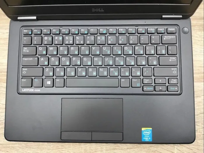 Нетбук Б-клас Dell Latitude E5250 / 12.5" (1366x768) TN / Intel Core i5-5300U (2 (4) ядра по 2.3 - 2.9 GHz) / 8 GB DDR3 / 240 GB SSD / Intel HD Graphics 5500 / WebCam б/в - зображення 4