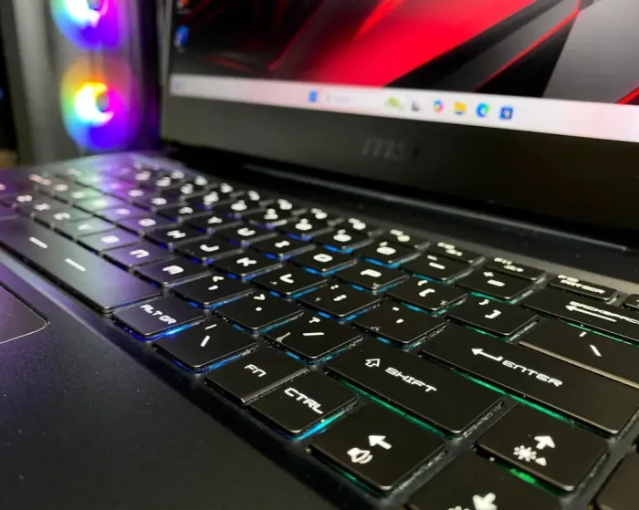 Ігровий ноутбук MSI GE66 Raider / 15.6" (1920x1080) IPS / Intel Core i7-10750H (6 (12) ядер по 2.6 - 5.0 GHz) / 32 GB DDR4 / 1000 GB SSD / nVidia GeForce RTX 2070 Super, 8 GB GDDR6, 256-bit / WebCam б/в - зображення 6