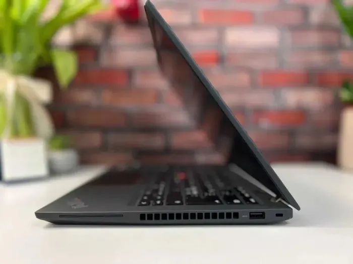 Ультрабук Lenovo ThinkPad T14 Gen 3 / 14" (1920x1080) IPS / AMD Ryzen 5 Pro 6650U (6 (12) ядер по 2.9 - 4.5 GHz) / 16 GB DDR4 / 256 GB SSD M.2 / AMD Radeon 660M Graphics / WebCam б/в - зображення 5