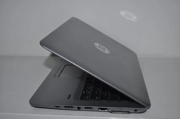 Нетбук Б-клас HP EliteBook 725 G4 / 12.5" (1366x768) TN / AMD Pro A10-8730B (4 ядра по 2.4 - 3.3 GHz) / 8 GB DDR4 / 256 GB SSD / AMD Radeon R5 Graphics / WebCam / Windows 10 Pro б/в - зображення 9