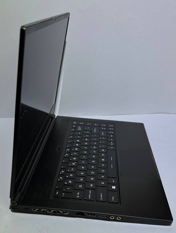 Ігровий ноутбук Б-клас MSI GS65 Stealth Thin 8RF / 15.6" (1920x1080) IPS / Intel Core i7-8750H (6 (12) ядер по 2.2 - 4.1 GHz) / 32 GB DDR4 / 512 GB SSD / nVidia GeForce GTX 1070 Max-Q, 8 GB GDDR5, 256-bit / WebCam / Win 11 Pro б/в - зображення 4