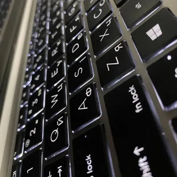 Ультрабук Б-клас HP EliteBook 830 G7 / 13.3" (1920x1080) IPS / Intel Core i5-10310U (4 (8) ядра по 1.7 - 4.4 GHz) / 16 GB DDR4 / 512 GB SSD / Intel UHD Graphics / WebCam / TouchID б/в - зображення 6