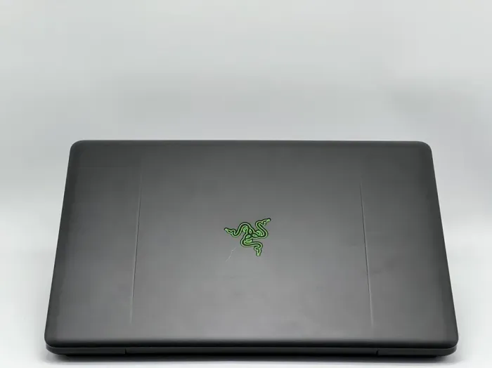 Ігровий ноутбук Razer Blade Pro 17 RZ09-01663E52 / 17.3" (3840x2160) IGZO Touch / Intel Core i7-7820HK (4 (8) ядра по 2.9 - 3.9 GHz) / 32 GB DDR4 / 960 GB SSD / nVidia GeForce GTX 1080, 8 GB GDDR5X, 256-bit / WebCam б/в - зображення 5