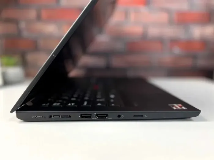 Ультрабук Lenovo ThinkPad T14 Gen 1 / 14" (1920x1080) IPS / AMD Ryzen 5 PRO 4650U (6 (12) ядер по 2.1 - 4.0 GHz) / 16 GB DDR4 / 256 GB SSD M.2 / AMD Radeon RX Vega 6 Graphics / WebCam б/в - зображення 4