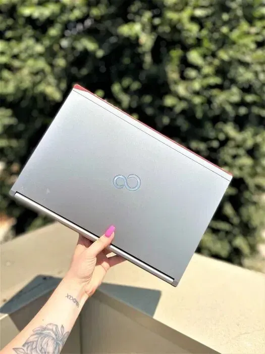 Ноутбук Fujitsu LifeBook E746 / 14" (1366x768) TN / Intel Core i5-6300U (2 (4) ядра по 2.4 - 3.0 GHz) / 8 GB DDR4 / 256 GB SSD / Intel HD Graphics 520 / WebCam / Win 10 б/в - зображення 9