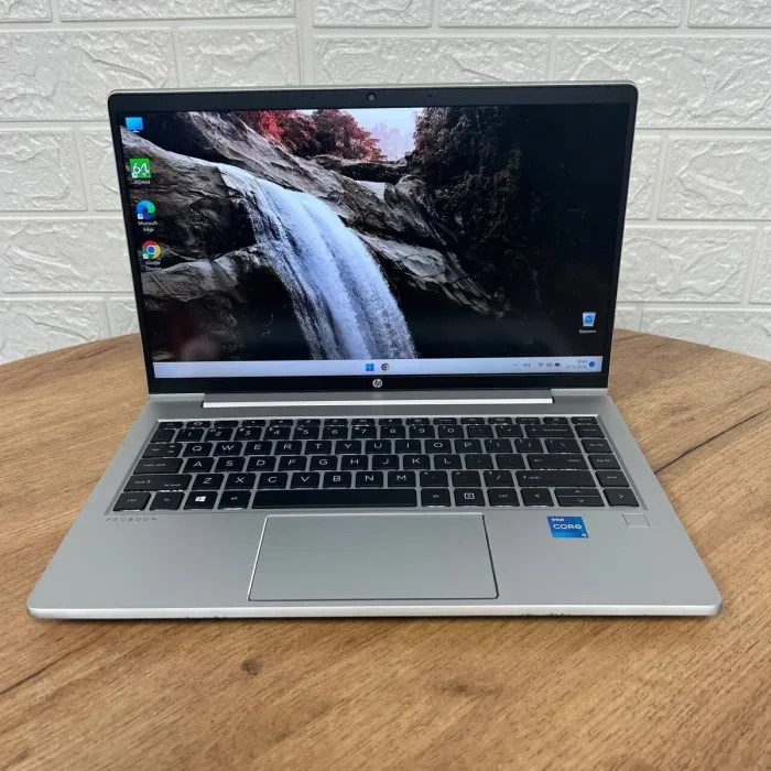 Ультрабук Б-клас HP ProBook 440 G8 / 14" (1920x1080) IPS / Intel Core i5-1135G7 (4 (8) ядра по 2.4 - 4.2 GHz) / 16 GB DDR4 / 256 GB SSD / Intel Iris Xe Graphics / WebCam б/у - зображення 2