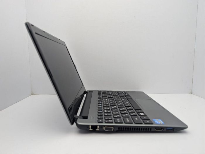Нетбук Acer Aspire V5-171 / 11.6" (1366x768) TN / Intel Core i3-2377M (2 (4) ядра по 1.5 GHz) / 6 GB DDR3 / 500 GB HDD / Intel GD Graphics / WebCam б/в - зображення 4