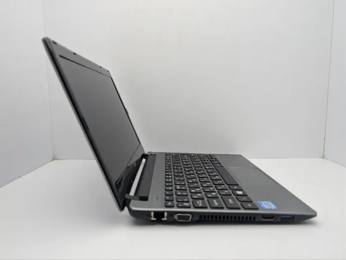 Нетбук Acer Aspire V5-171 / 11.6" (1366x768) TN / Intel Core i3-2377M (2 (4) ядра по 1.5 GHz) / 6 GB DDR3 / 500 GB HDD / Intel GD Graphics / WebCam б/в - зображення 4