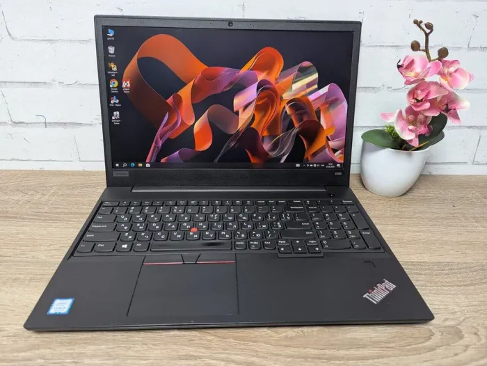 Ноутбук Б-клас Lenovo ThinkPad E580 / 15.6" (1920x1080) TN / Intel Core i5-8250U (4 (8) ядра по 2.5 - 3.1 GHz) / 16 GB DDR4 / 256 GB SSD + 1000 GB HDD / Intel UHD Graphics 620 / WebCam б/в - зображення 2