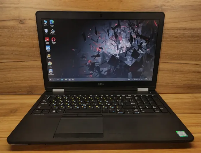 Ноутбук Б-клас Dell Latitude E5570 / 15.6" (1366x768) TN / Intel Core i5-6300U (2 (4) ядра по 2.4 GHz) / 8 GB DDR4 / 256 GB SSD / Intel HD Graphics 520 / WebCam б/в - зображення 2