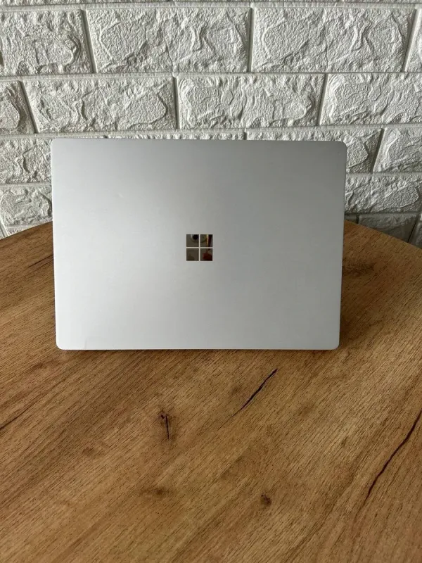 Ультрабук Б-клас Microsoft Surface Laptop / 13.5" (2256x1504) IPS Touch / Intel Core i5-7300U (2 (4) ядра по 2.6 - 3.5 GHz) / 8 GB DDR4 / 256 GB SSD / Intel HD Graphics 620 / WebCam б/в - зображення 3