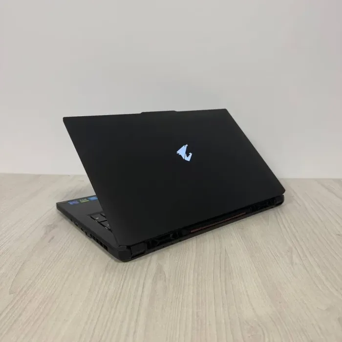 Ігровий ноутбук Б-класу Gigabyte Aorus 17 YE5 / 17.3" (1920x1080) IPS / Intel Core i7-12700H (14 (20) ядер по 3,5 - 4,7 ГГц) / 32 ГБ DDR5 / 1000 ГБ SSD NVMe / nVidia GeForce RTX 3080 Ti, 16 ГБ GDDR6, 256-bit / WebCam б/в - зображення 6