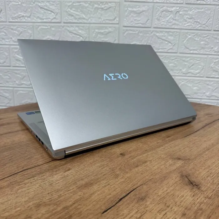 Ігровий ноутбук Б-клас Gigabyte Aero 16 XE5 / 16" (3840x2400) OLED / Intel Core i7-12700H (14 (20) ядер по 3.5 - 4.7 GHz) / 16 GB DDR5 / 1000 GB SSD / nVidia GeForce RTX 3070 Ti, 8 GB GDDR6, 256-bit / WebCam б/в - зображення 6