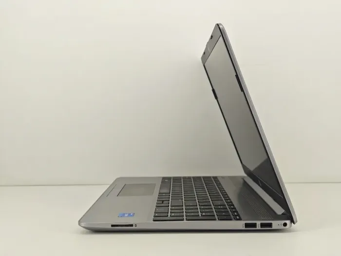 Ультрабук HP 250 G8 / 15.6" (1920x1080) IPS / Intel Core i5-1135G7 (4 (8) ядра по 2.4 - 4.2 GHz) / 16 GB DDR4 / 256 GB SSD / Intel Iris Xe Graphics / WebCam б/в - зображення 5