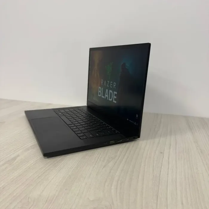 Ігровий ноутбук Б-класу Razer Blade 15 RZ09-02386 / 15,6" (1920x1080) IPS / Intel Core i7-9850H (6 (12) ядер по 2,6 - 4,6 ГГц) / 16 ГБ DDR4 / 512 ГБ SSD NVMe / nVidia GeForce GTX 1070 Max-Q, 8 ГБ GDDR5, 256-біт б/в - зображення 5