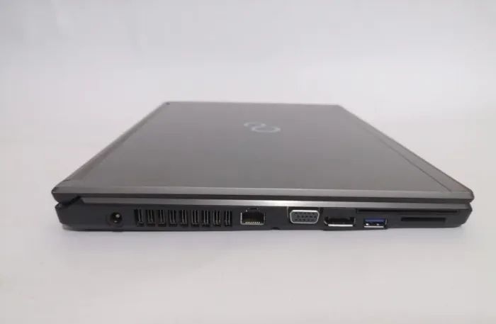 Ноутбук Fujitsu Lifebook E736 / 13.3" TN / Core i5-6300U (2(4) ядра по 2.4-3GHz) / 8GB DDR4 / 500GB HDD / HD Graphics 520 / WebCam б/в - зображення 6