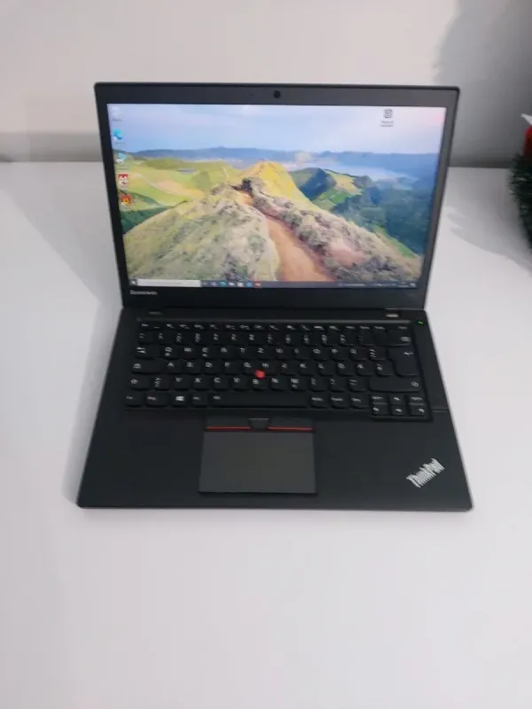 Ноутбук Б-клас Lenovo ThinkPad T450s / 14" (1600x900) TN / Intel Core i5-5200U (2 (4) ядра по 2.2 - 2.7 GHz) / 12 GB DDR3 / 250 GB SSD / Intel HD Graphics 5500 / WebCam б/в - зображення 2