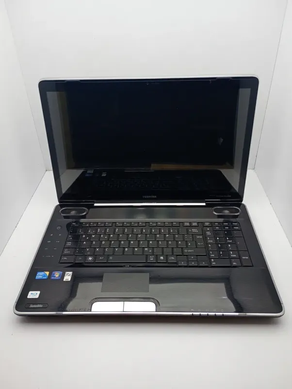Ноутбук Toshiba Satellite P500 / 18" (1680x945) TN / Intel Core i5-430M (2 (4) ядра по 2.26 - 2.53 GHz) / 8 GB DDR3 / 64 GB SSD + 500 GB HDD / nVidia GeForce GT 330M, 1 GB GDDR3, 128-bit / WebCam / HDMI / АКБ не тримає б/в - зображення 2