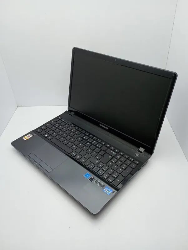 Ноутбук Samsung 300E / 15.6" (1366x768) TN / Intel Core i3-2350M (2 (4) ядра по 2.3 GHz) / 8 GB DDR3 / 500 GB HDD / nVidia GeForce GT 620M, 1 GB DDR3, 128-bit / WebCam б/в - зображення 4