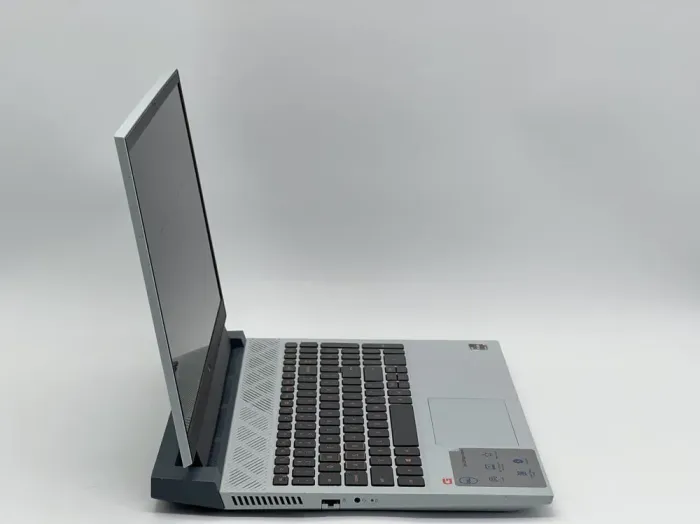 Ігровий ноутбук Dell Inspiron G15 5515 / 15.6" (1920x1080) IPS / AMD Ryzen 5 5600H (6 (12) ядер по 3.3 - 4.2 GHz) / 16 GB DDR4 / 480 GB SSD / nVidia GeForce RTX 3050, 4 GB GDDR6, 128-bit / WebCam б/в - зображення 3