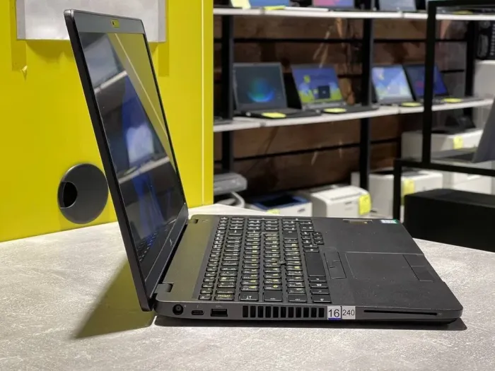 Ультрабук Dell Latitude 5500 / 15.6" (1920x1080) IPS / Intel Core i5-8250U (4 (8) ядра по 1.6 - 3.4 GHz) / 16 GB DDR4 / 480 GB SSD / Intel UHD Graphics 620 / WebCam  б/в - зображення 3