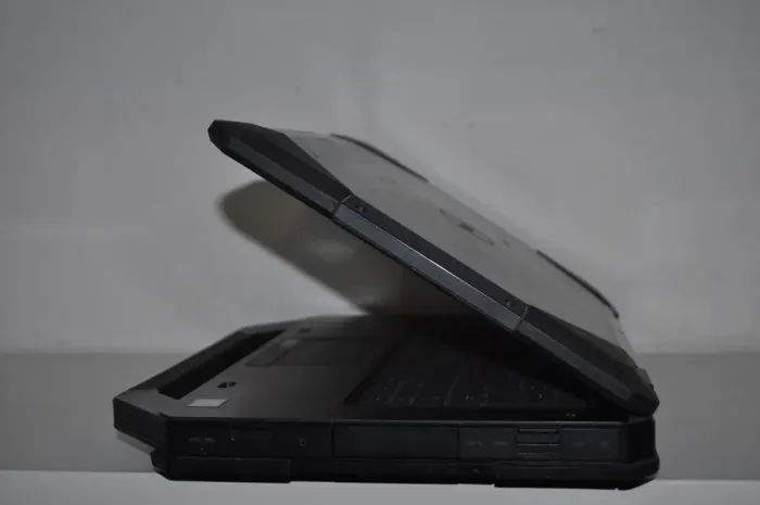 Захищений ноутбук Б-клас Dell Latitude 5414 Rugged / 14" (1366x768) TN / Intel Core i5-6300U (2 (4) ядра по 2.4 - 3.0 GHz) / 16 GB DDR4 / 256 GB SSD / Intel HD Graphics 520 / WebCam / Windows 11 Pro б/в - зображення 8