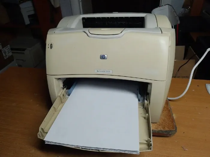 Принтер HP LaserJet 1300 / Лазерний монохромний друк / 1200x1200 dpi / A4 / 19 стор/хв / USB 2.0, LPT б/в - зображення 2