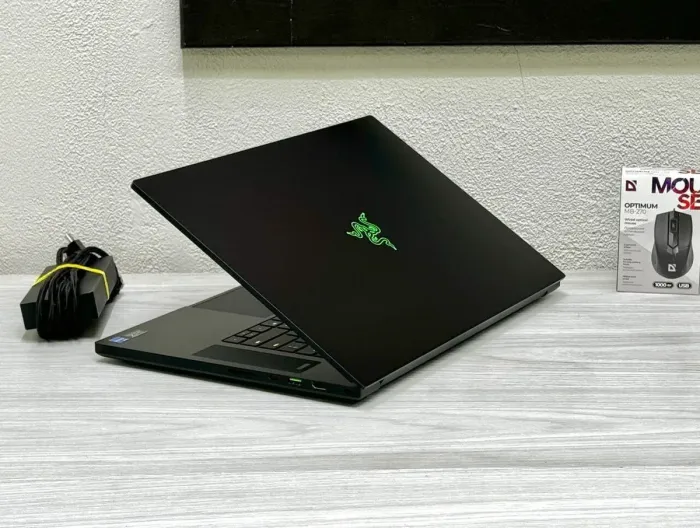 Ігровий ноутбук Б-клас Razer Blade RZ09-0406 / 17.3" (1920x1080) IPS / Intel Core i7-11800H (8 (16) ядер по 2.3 - 4.6 GHz) / 16 GB DDR4 / 1000 GB SSD / nVidia GeForce RTX 3060, 6 GB GDDR6, 192-bit / Win 11 Home б/в - зображення 6