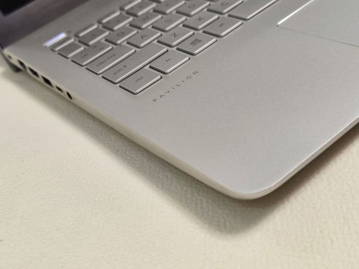 Ноутбук HP Pavilion 15-CC152OD / 15.6" (1366x768) TN / Intel Core i5-8250U (4 (8) ядра по 1.6 - 3.4 GHz) / 16 GB DDR4 / 256 GB SSD / Intel UHD Graphics 620 / WebCam / DVD-ROM б/в - зображення 3