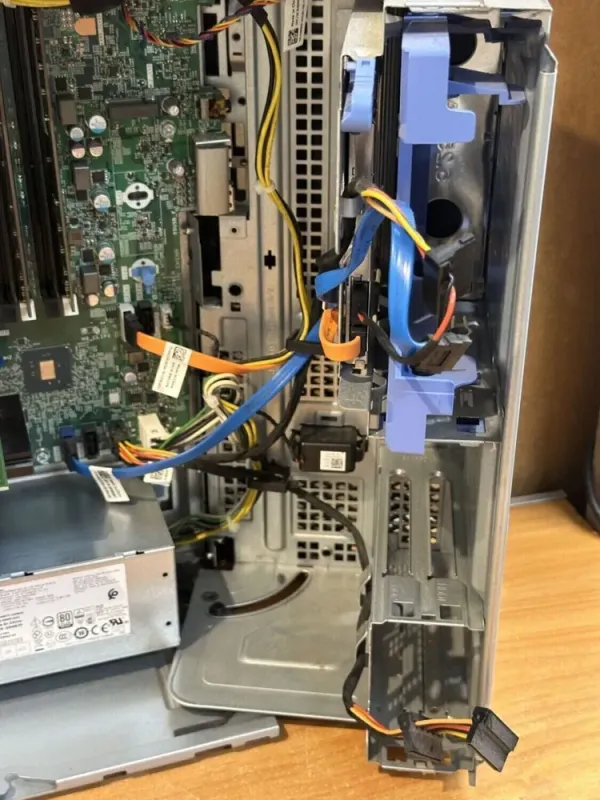 Ігровий ПК Dell OptiPlex 7050 Tower / Intel Core i7-7700 (4 (8) ядра по 3,6 - 4,2 ГГц) / 16 ГБ DDR4 / 500 ГБ SSD / AMD Radeon R7 450, 4 ГБ GDDR5, 128-біт / 240 Вт / DVD-ROM / DisplayPort б/в - зображення 8