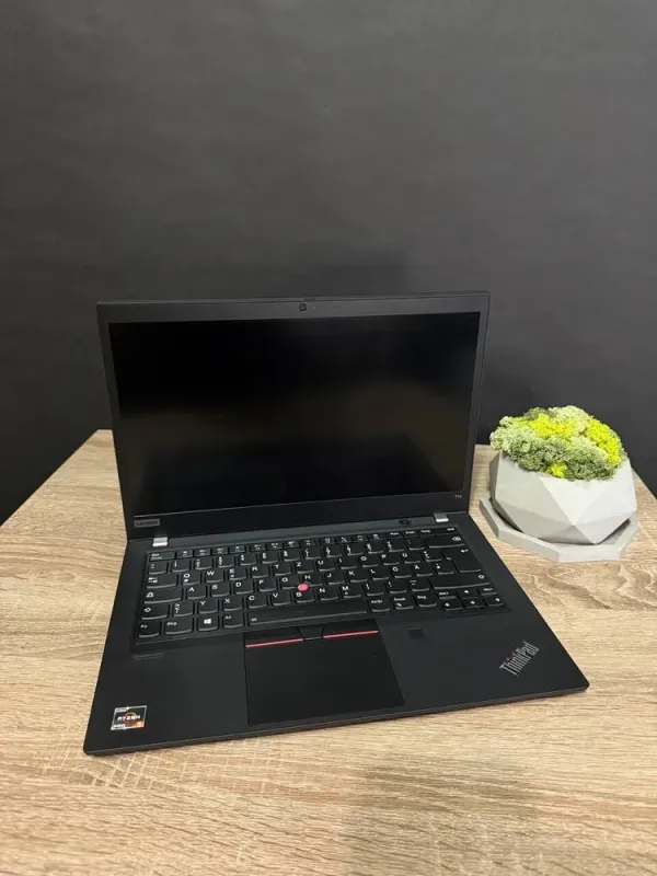 Ультрабук Lenovo ThinkPad T14 / 14" (1920x1080) TN / AMD Ryzen 5 PRO 4650U (6 (12) ядер по 2.1 - 4.0 GHz) / 16 GB DDR4 / 256 GB SSD / AMD Radeon Vega Graphics / WebCam / Windows Lic б/в - зображення 2