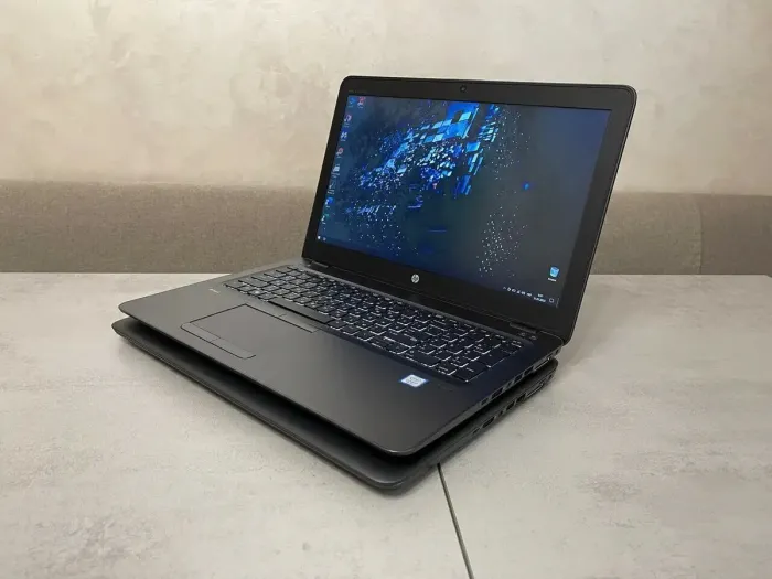 Мобільна робоча станція HP ZBook 15u G4 / 15.6" (1920x1080) TN / Intel Core i7-7500U (2 (4) ядра по 2.7 - 3.5 GHz) / 16 GB DDR4 / 250 GB SSD M.2 / AMD FirePro W4190M, 2 GB GDDR5, 128-bit / WebCam / USB 3.1 / DisplayPort б/в - зображення 3