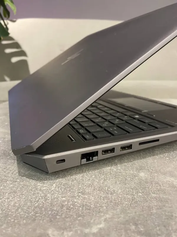 Мобільна робоча станція Б-клас HP ZBook 15 G5 / 15.6" (1920x1080) IPS / Intel Core i7-8750H (6 (12) ядер по 2.2 - 4.1 GHz) / 16 GB DDR4 / 512 GB SSD M.2 / Quadro P2000, 4 GB GDDR5, 128-bit / WebCam б/в - зображення 4