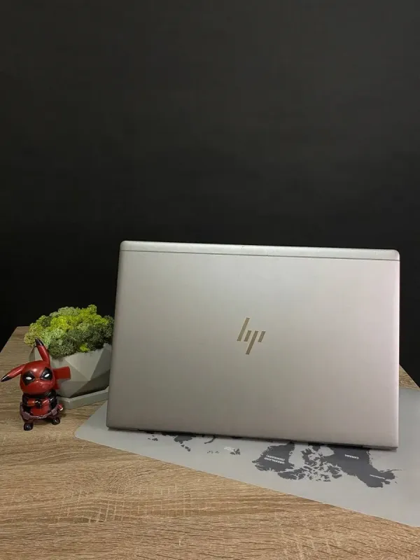 Мобільна робоча станція HP ZBook 15u G5 / 15.6" (1920x1080) TN / Intel Core i7-8550U (4 (8) ядра по 1.8 - 4.0 GHz) / 16 GB DDR4 / 256 GB SSD / AMD Radeon Pro WX 3100, 2 GB DDR5, 128-bit / WebCam / Win 10 б/в - зображення 3